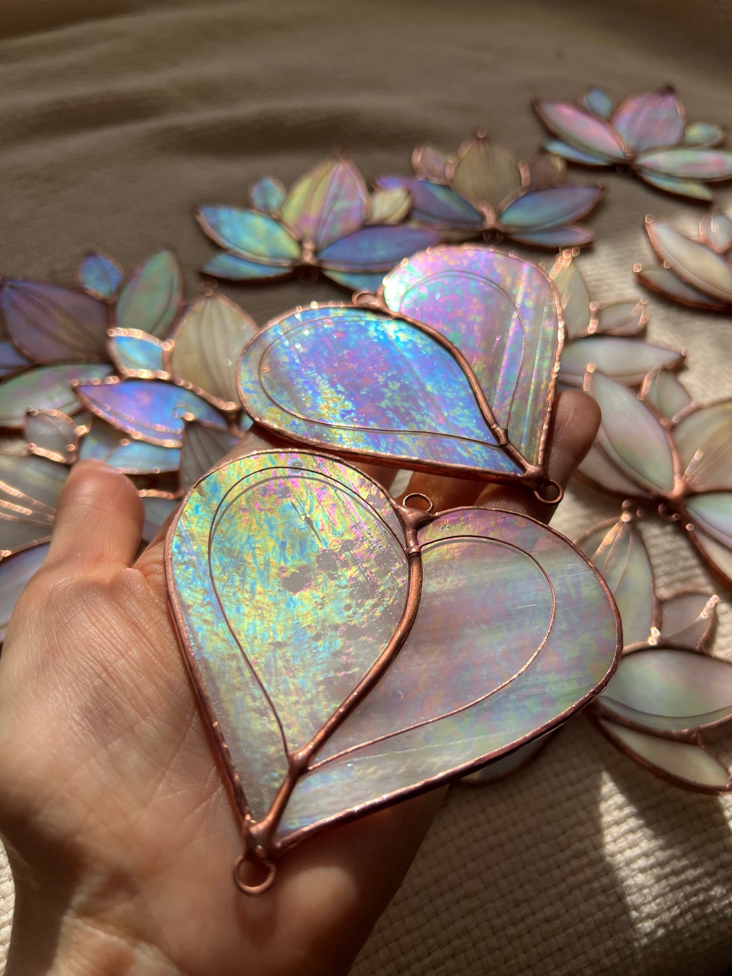 Kézműves ólomüveg szív ablakdísz, napfogó