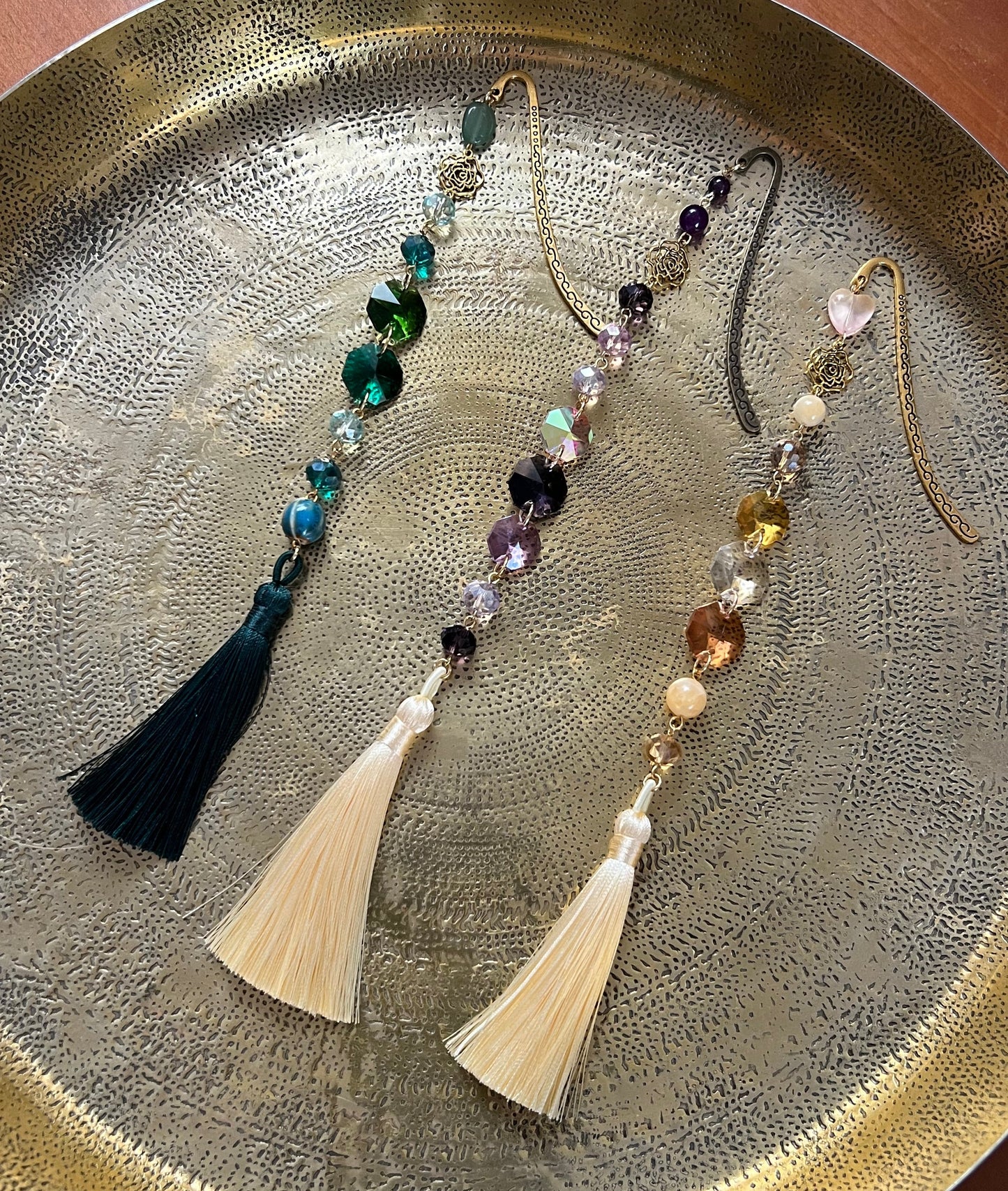 Könyvjelző ásvánnyal és kristályokkal