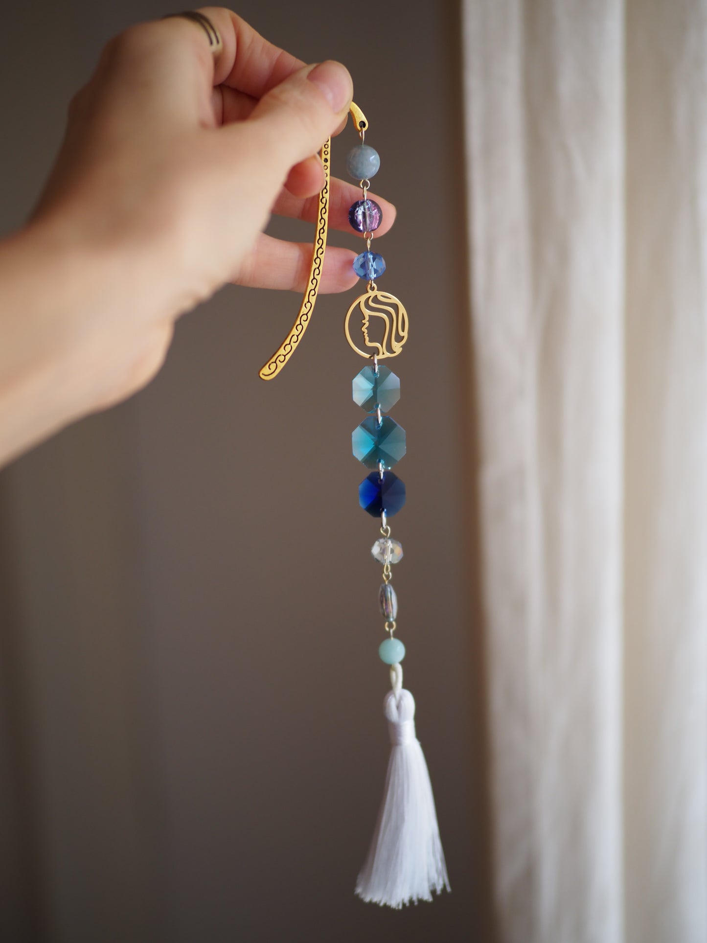 Könyvjelző ásvánnyal és kristályokkal