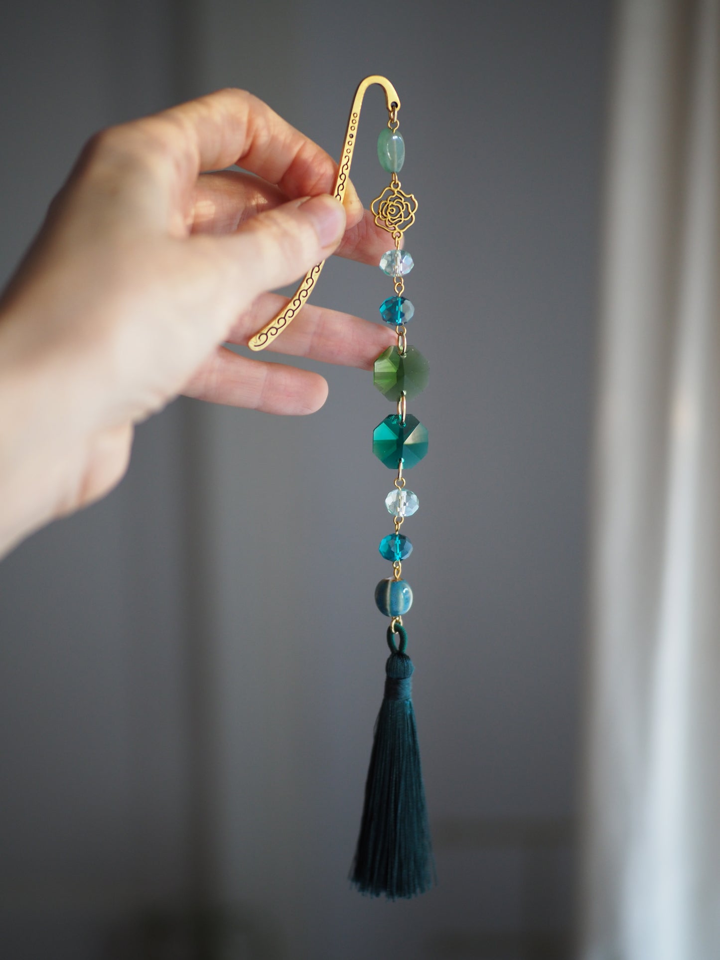 Könyvjelző ásvánnyal és kristályokkal