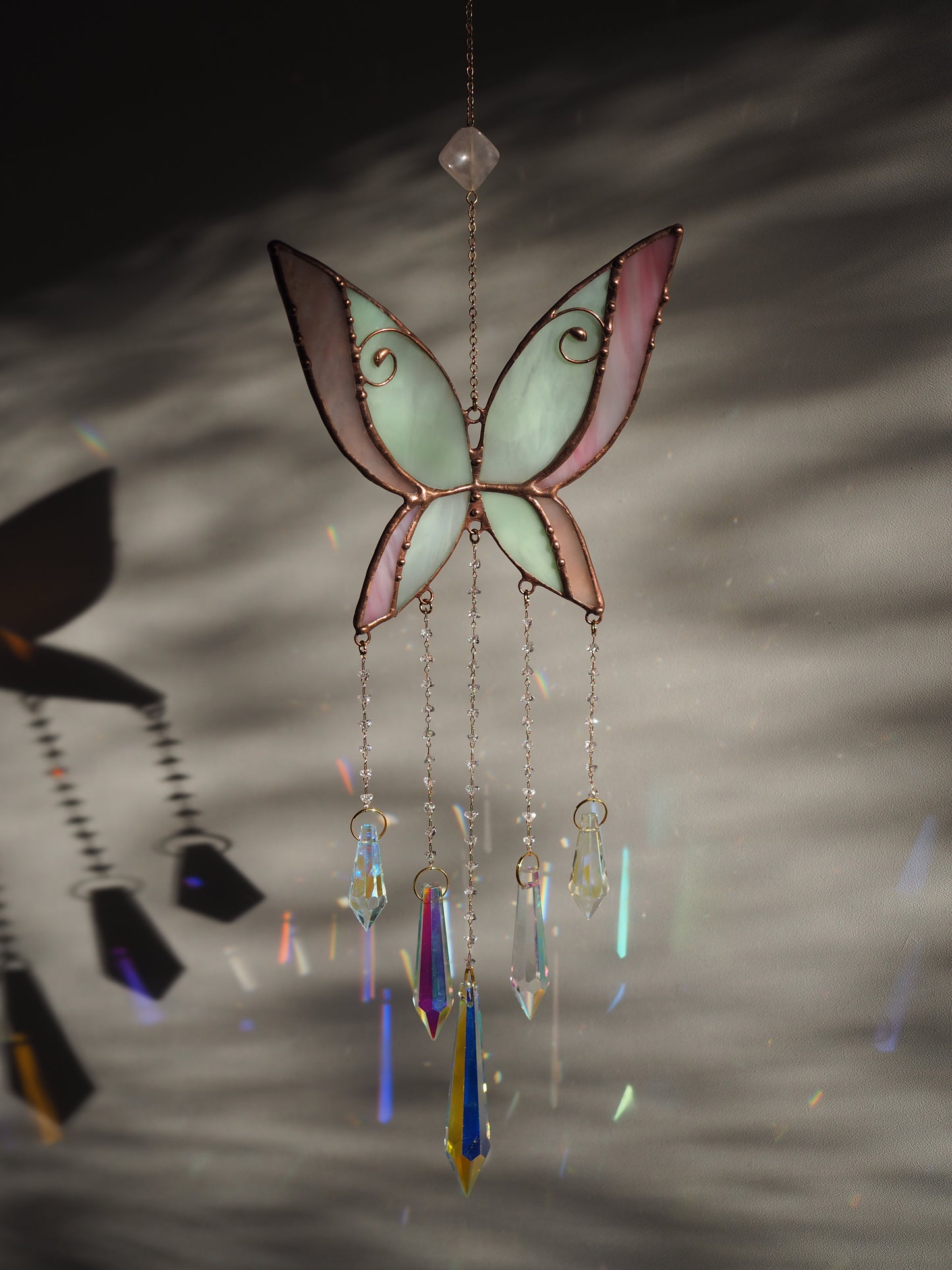 Kézműves ólomüveg pillangó ablakdísz napfogó vagy falidekoráció Rózsakvarccal