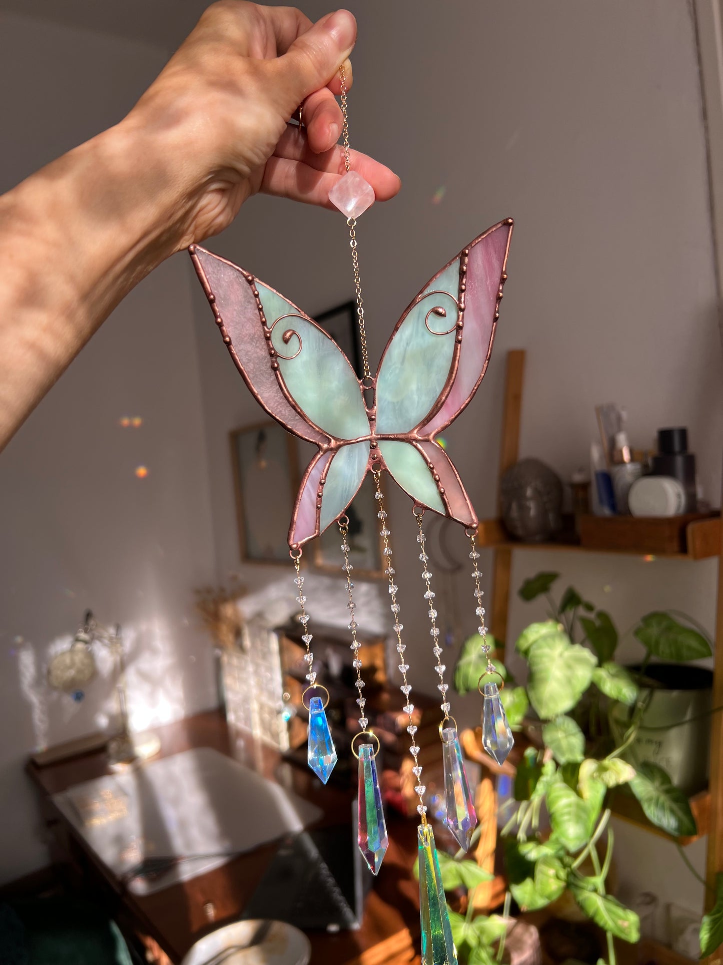 Kézműves ólomüveg pillangó ablakdísz napfogó vagy falidekoráció Rózsakvarccal