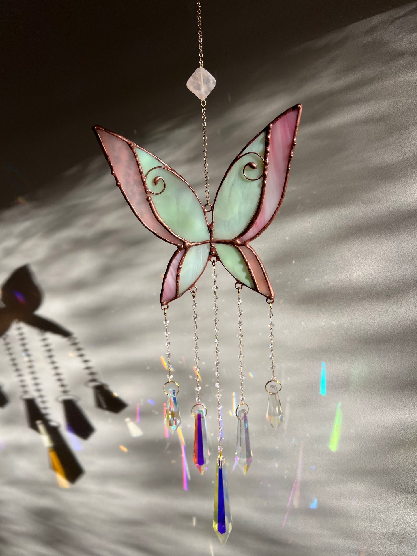Kézműves ólomüveg pillangó ablakdísz napfogó vagy falidekoráció Rózsakvarccal