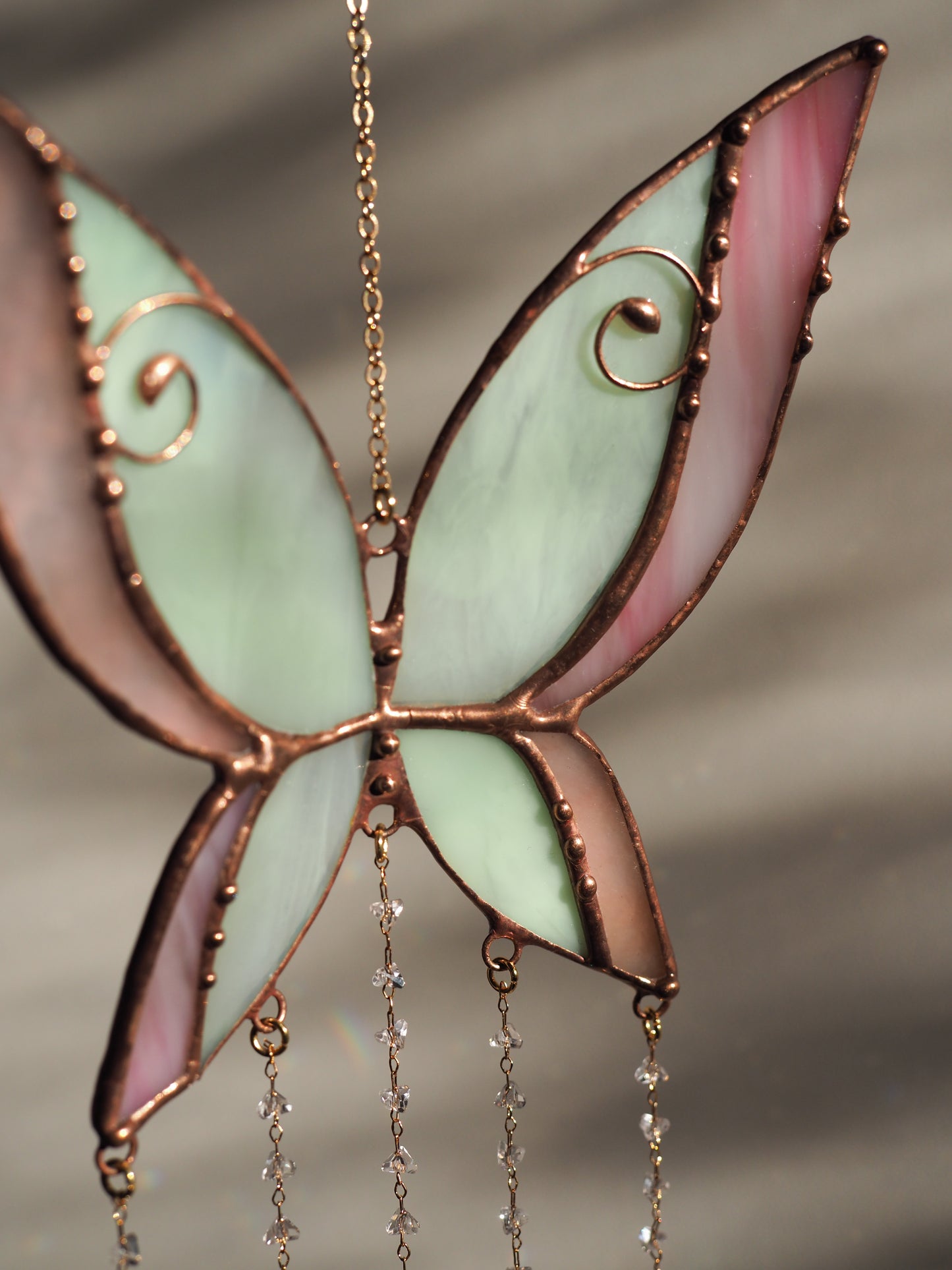 Kézműves ólomüveg pillangó ablakdísz napfogó vagy falidekoráció Rózsakvarccal