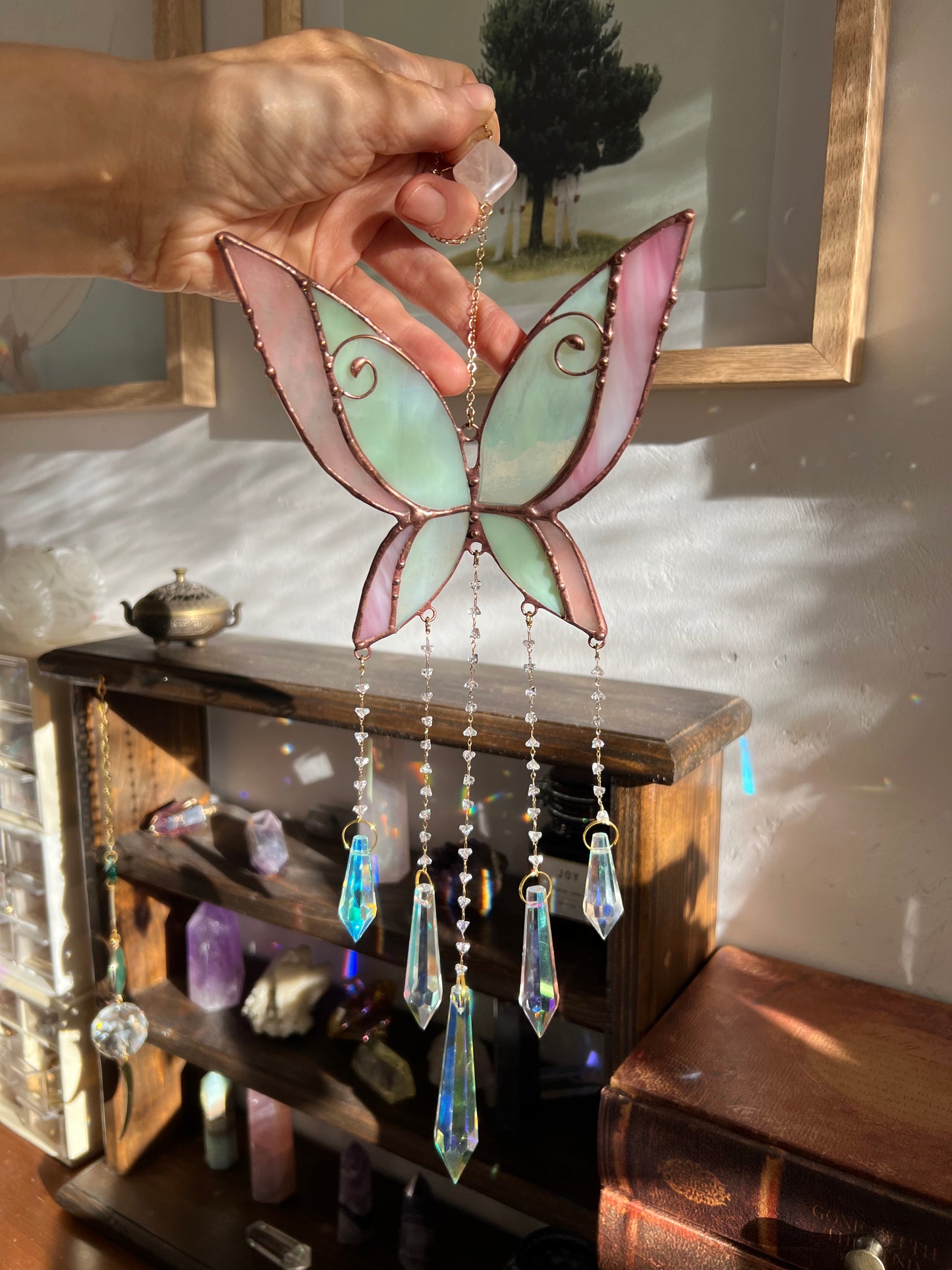 Kézműves ólomüveg pillangó ablakdísz napfogó vagy falidekoráció Rózsakvarccal
