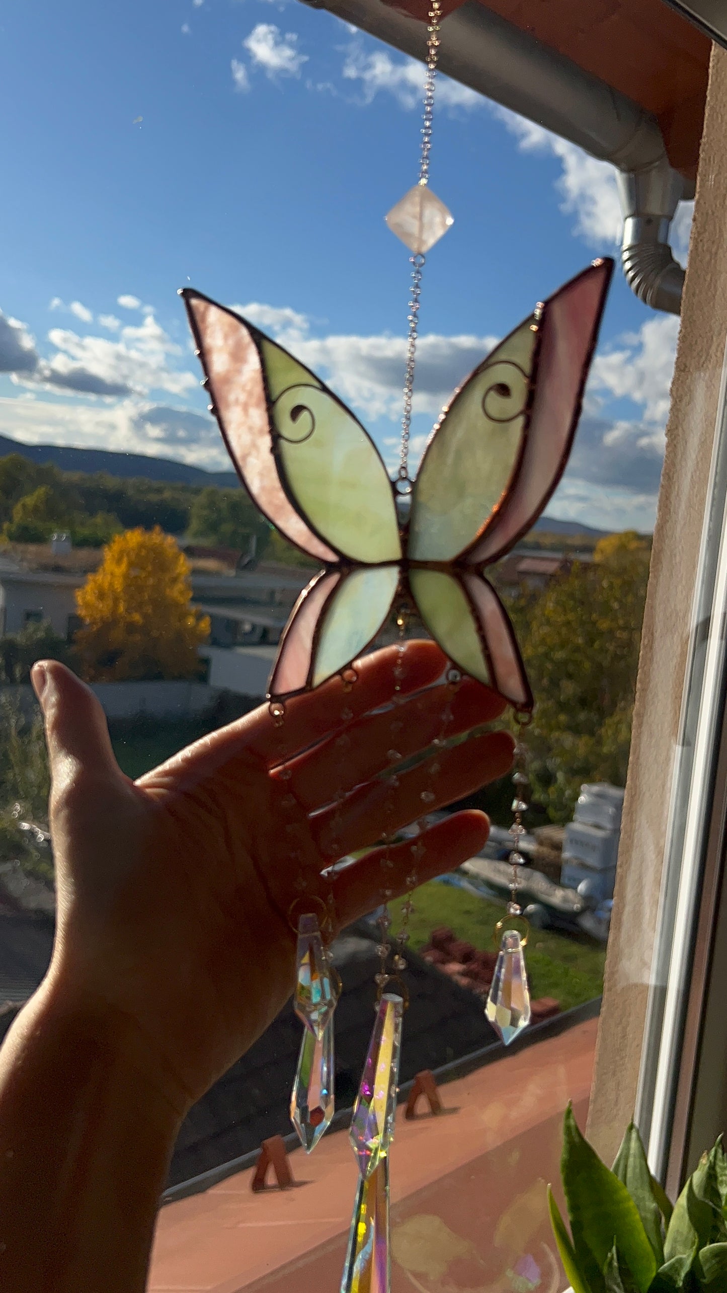 Kézműves ólomüveg pillangó ablakdísz napfogó vagy falidekoráció Rózsakvarccal