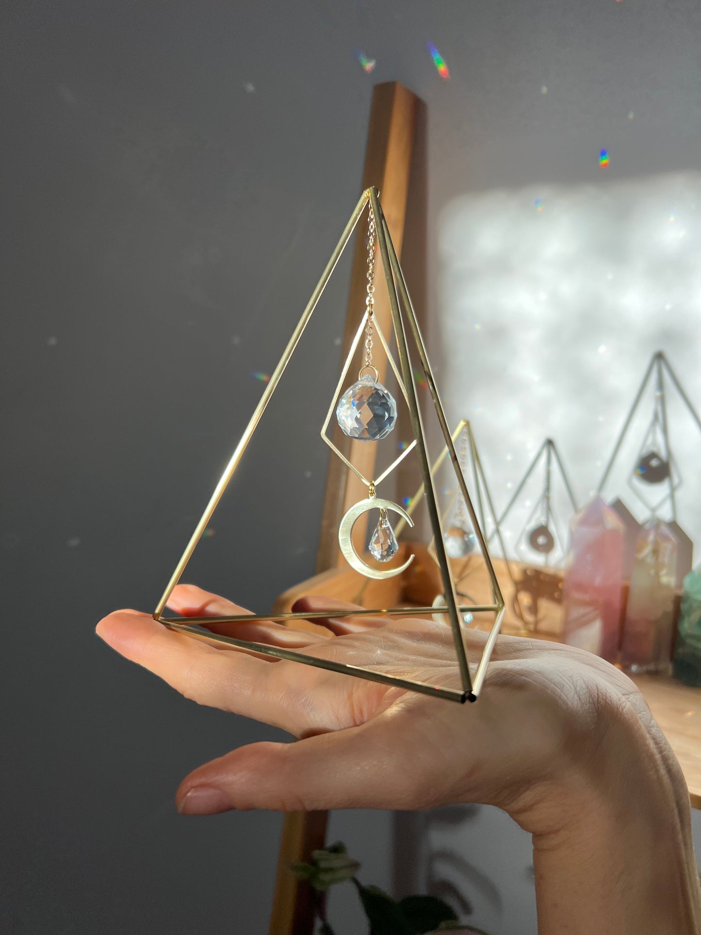 Mira&Moon Asztali prizma hold dísszel, háromszög napfogó, szivárványkészítő, kristály dekoráció, bohém lakás dekor