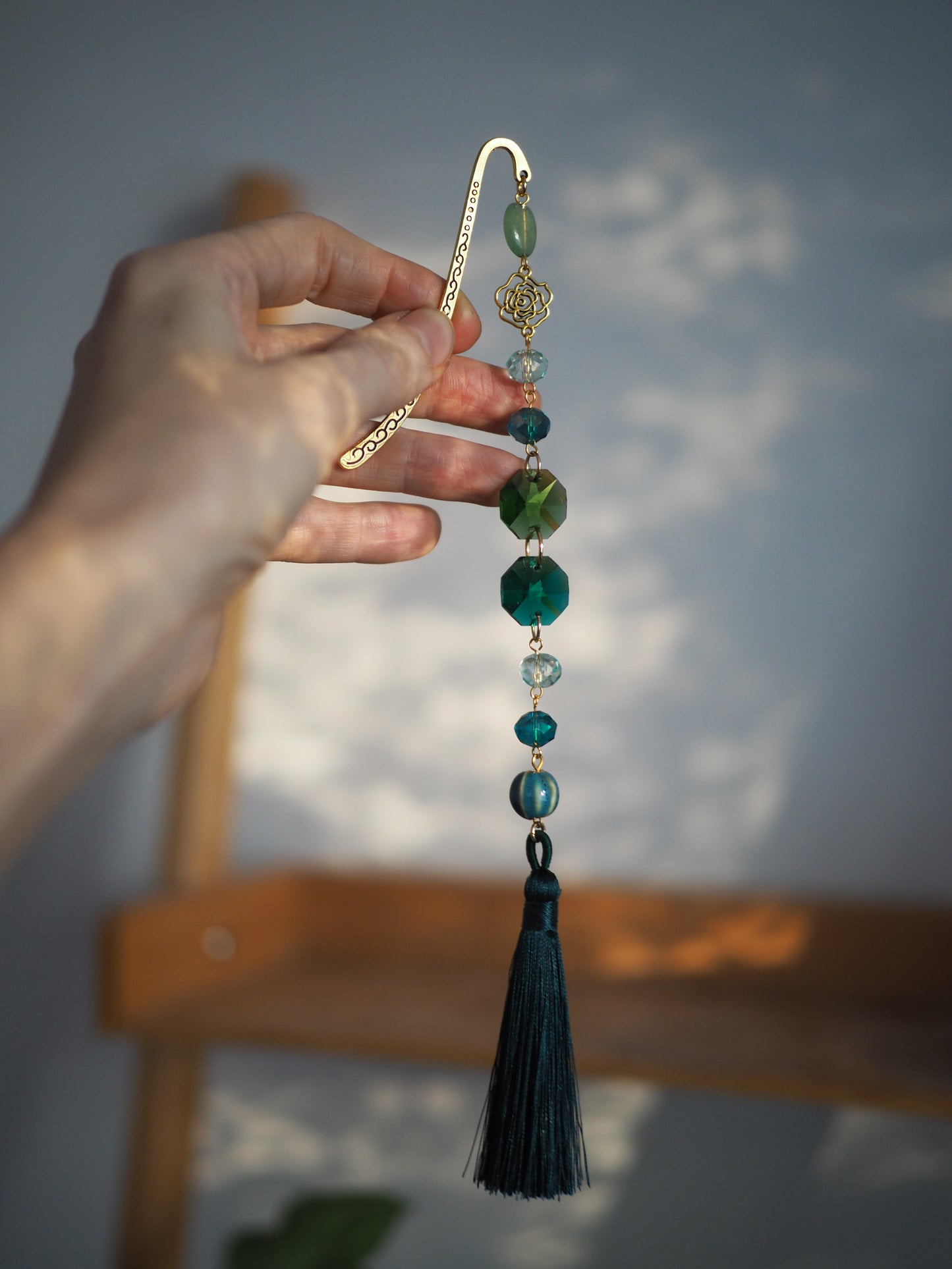 Könyvjelző ásvánnyal és kristályokkal