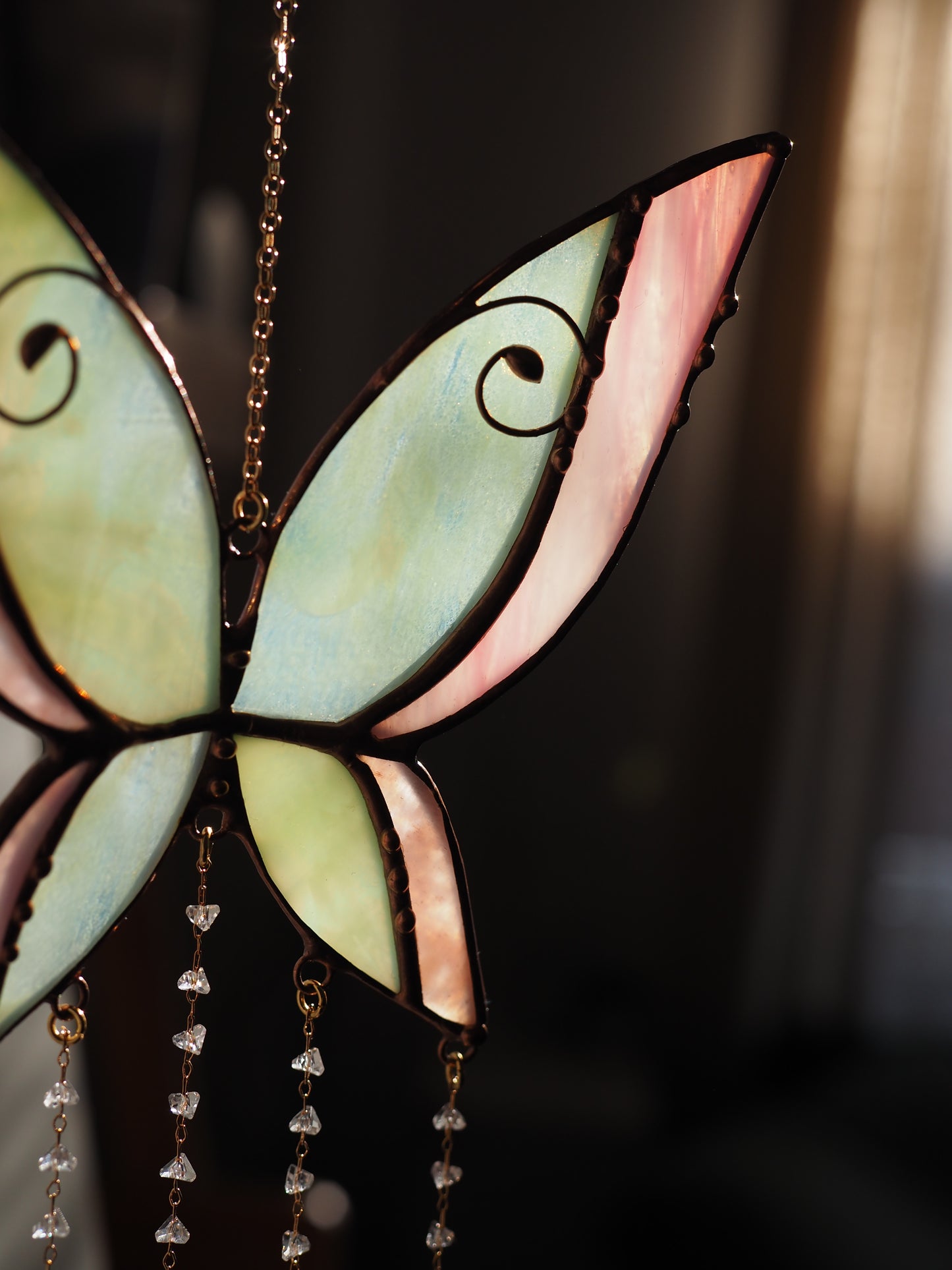 Kézműves ólomüveg pillangó ablakdísz napfogó vagy falidekoráció Rózsakvarccal