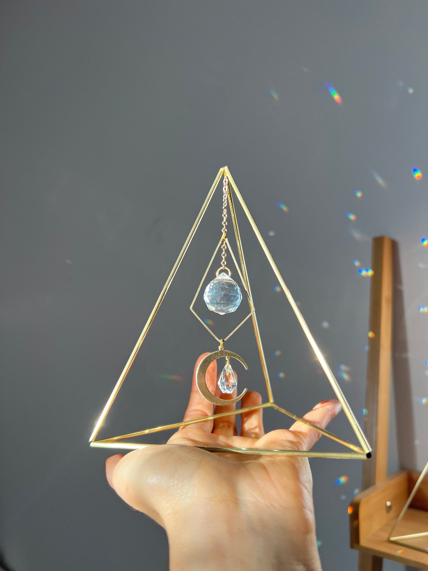 Mira&Moon Asztali prizma hold dísszel, háromszög napfogó, szivárványkészítő, kristály dekoráció, bohém lakás dekor
