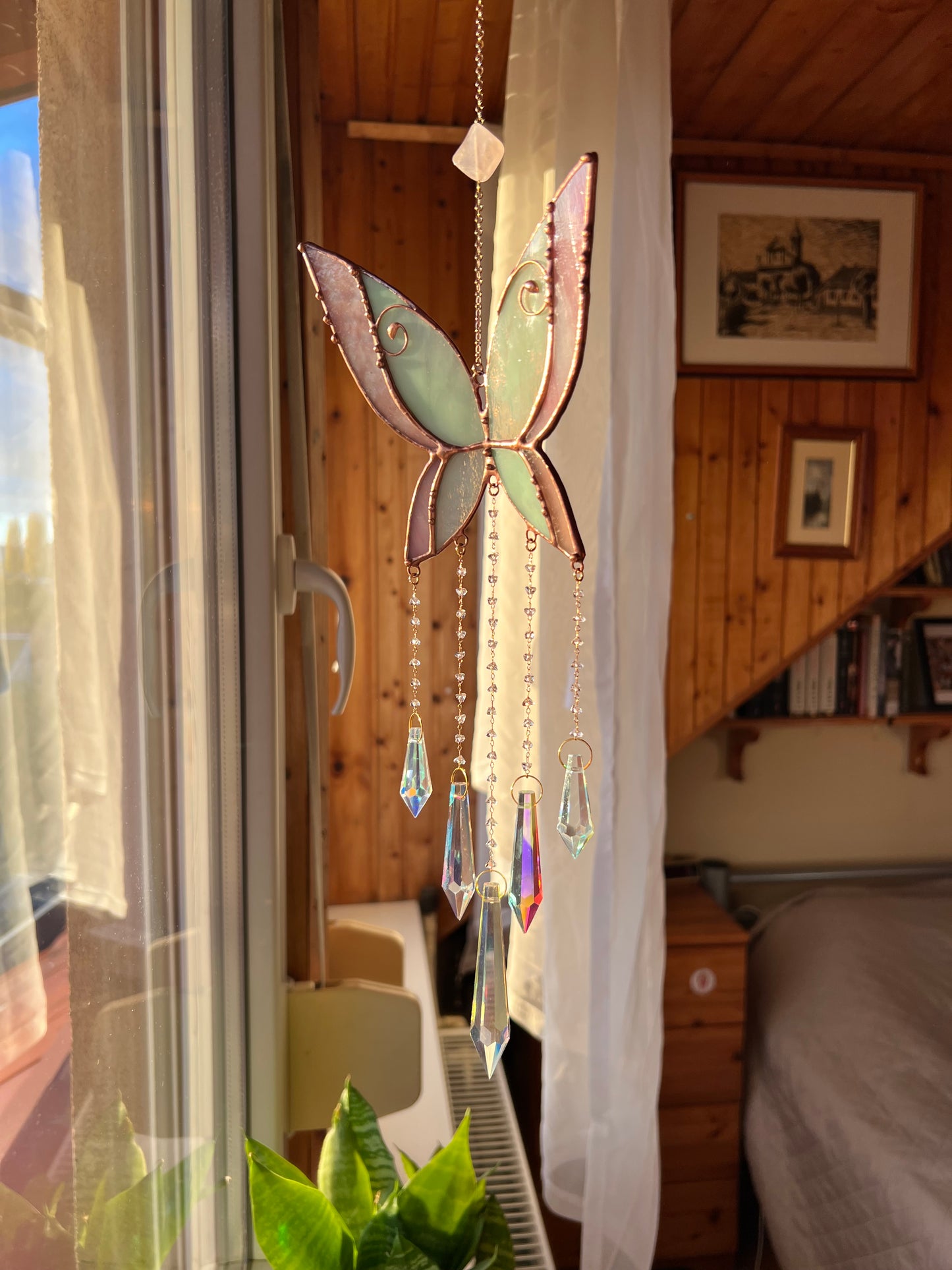 Kézműves ólomüveg pillangó ablakdísz napfogó vagy falidekoráció Rózsakvarccal