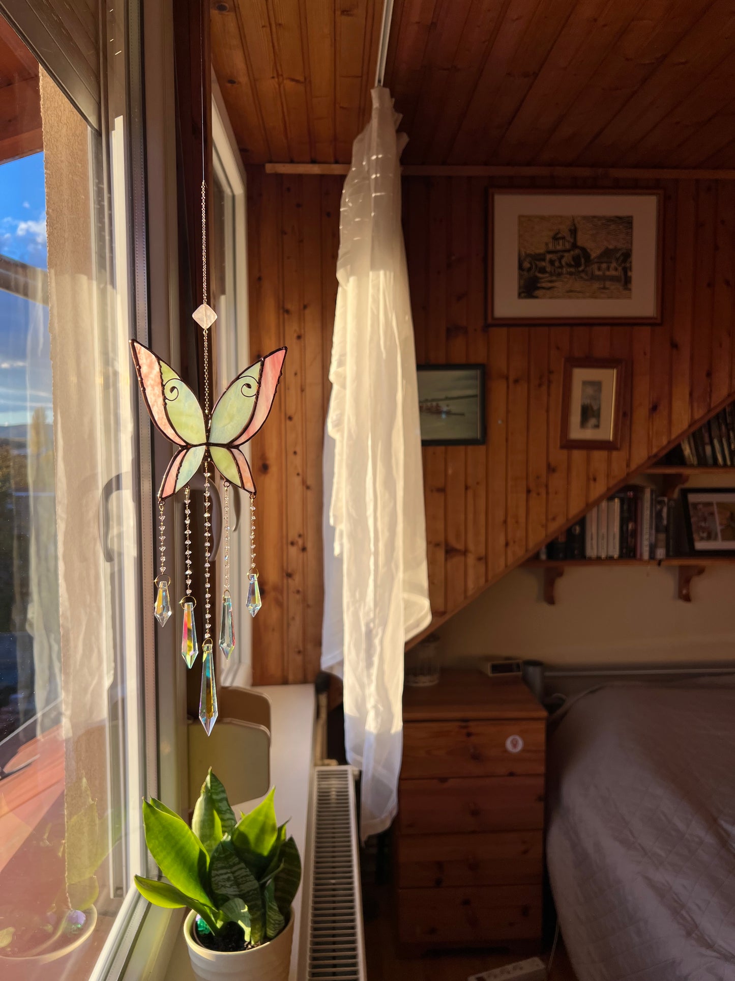 Kézműves ólomüveg pillangó ablakdísz napfogó vagy falidekoráció Rózsakvarccal