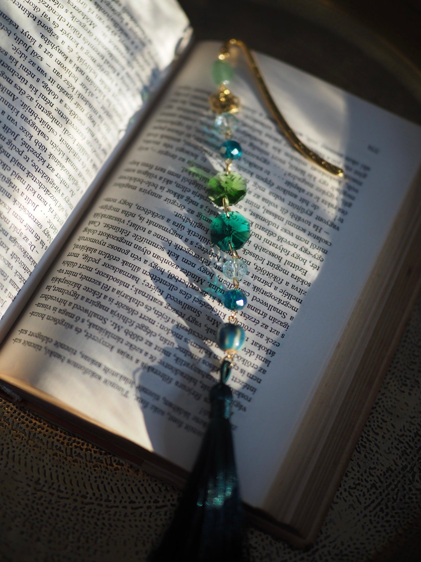 Könyvjelző ásvánnyal és kristályokkal