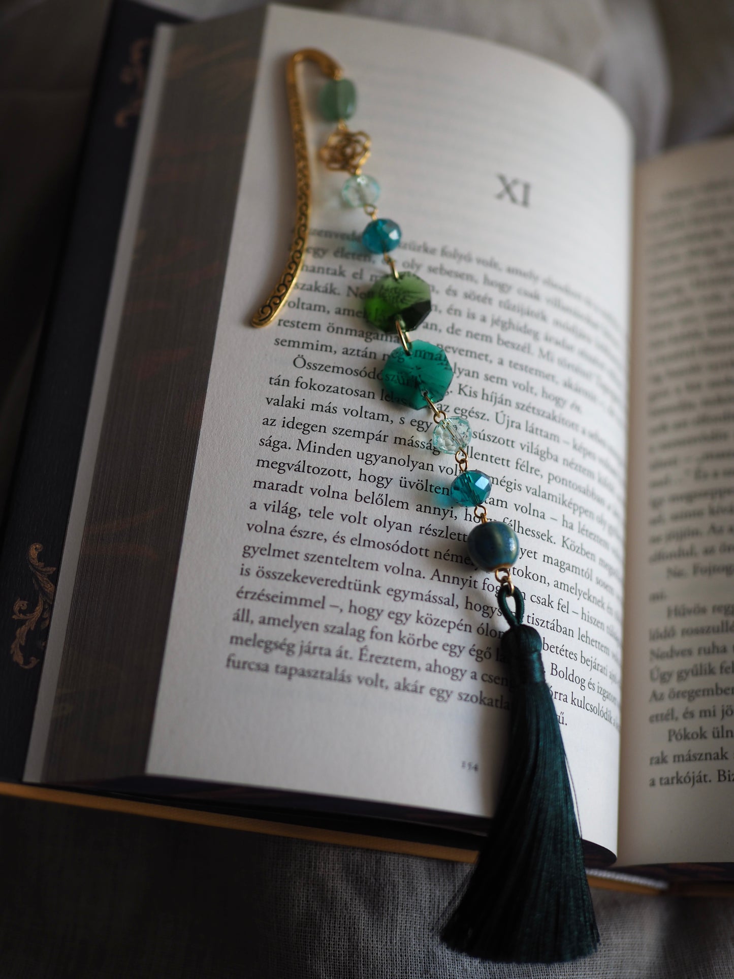 Könyvjelző ásvánnyal és kristályokkal