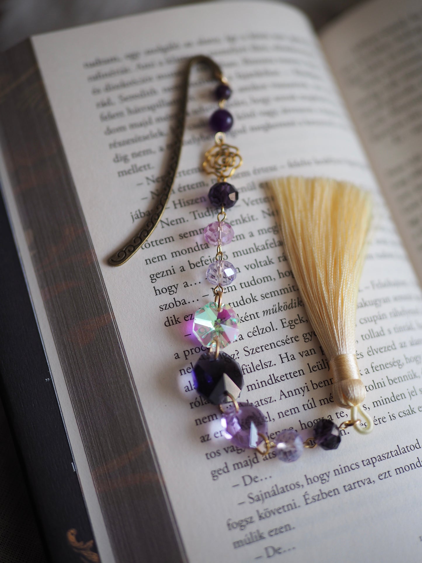 Könyvjelző ásvánnyal és kristályokkal
