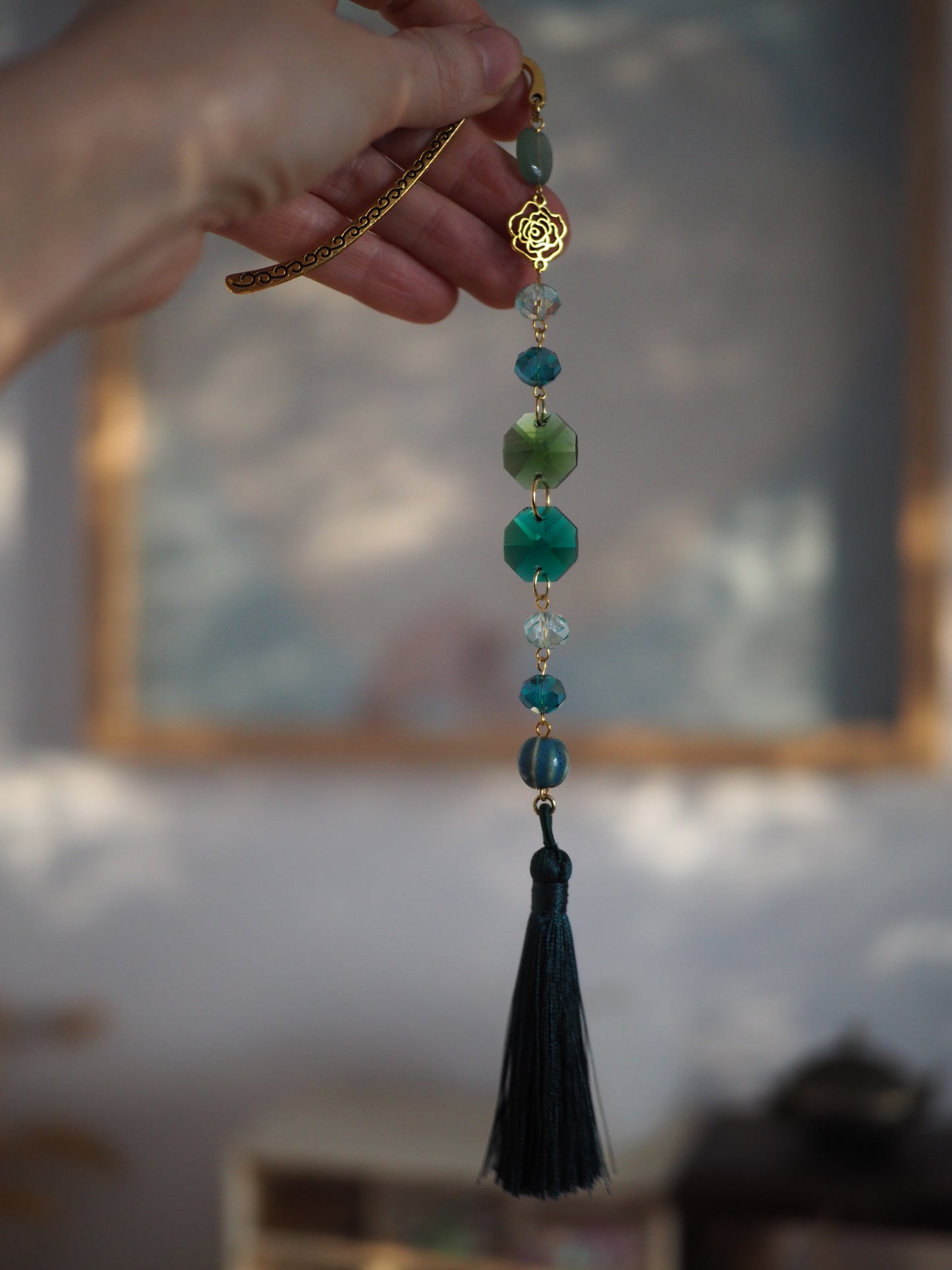 Könyvjelző ásvánnyal és kristályokkal