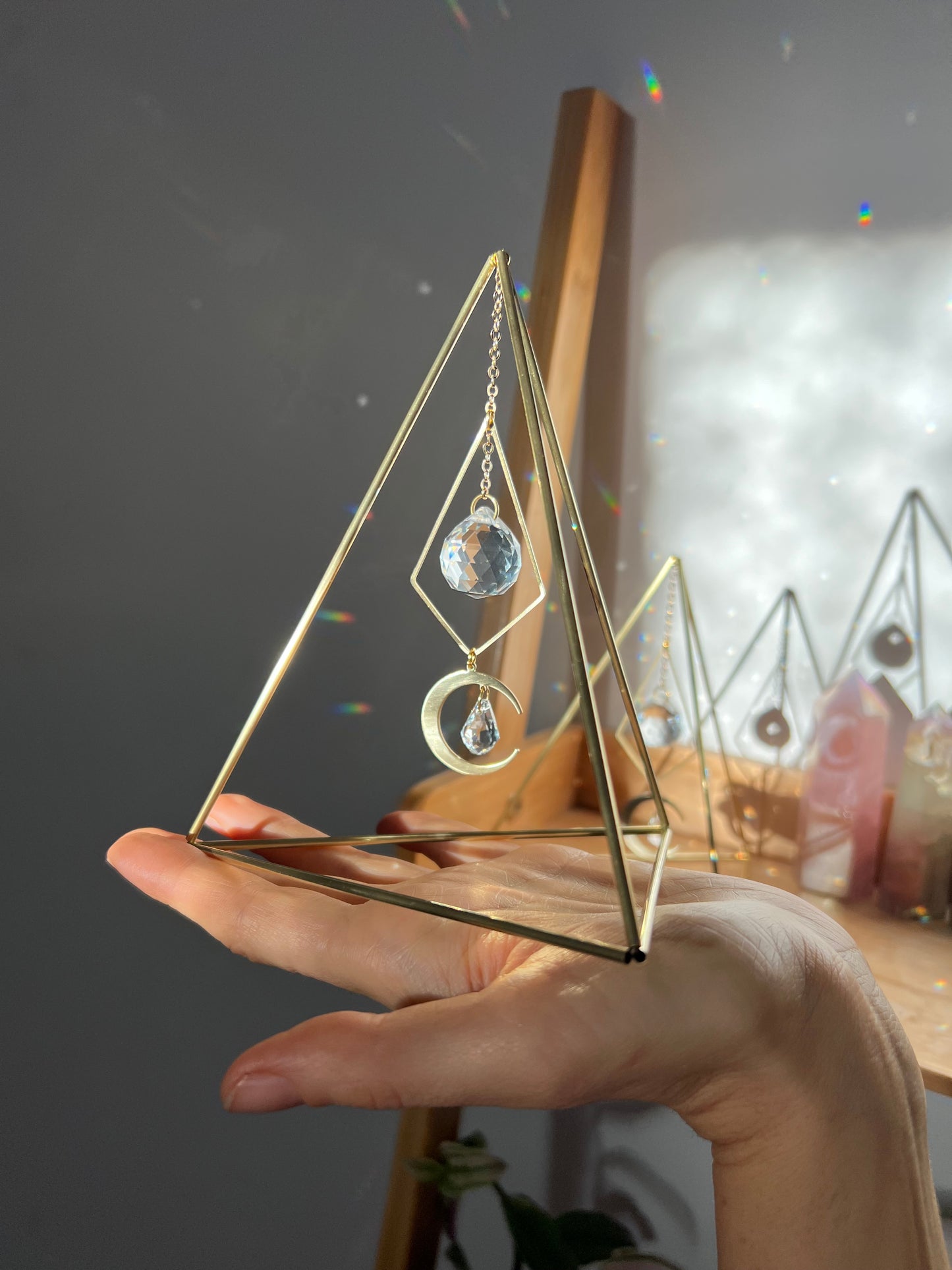 Mira&Moon Asztali prizma hold dísszel, háromszög napfogó, szivárványkészítő, kristály dekoráció, bohém lakás dekor