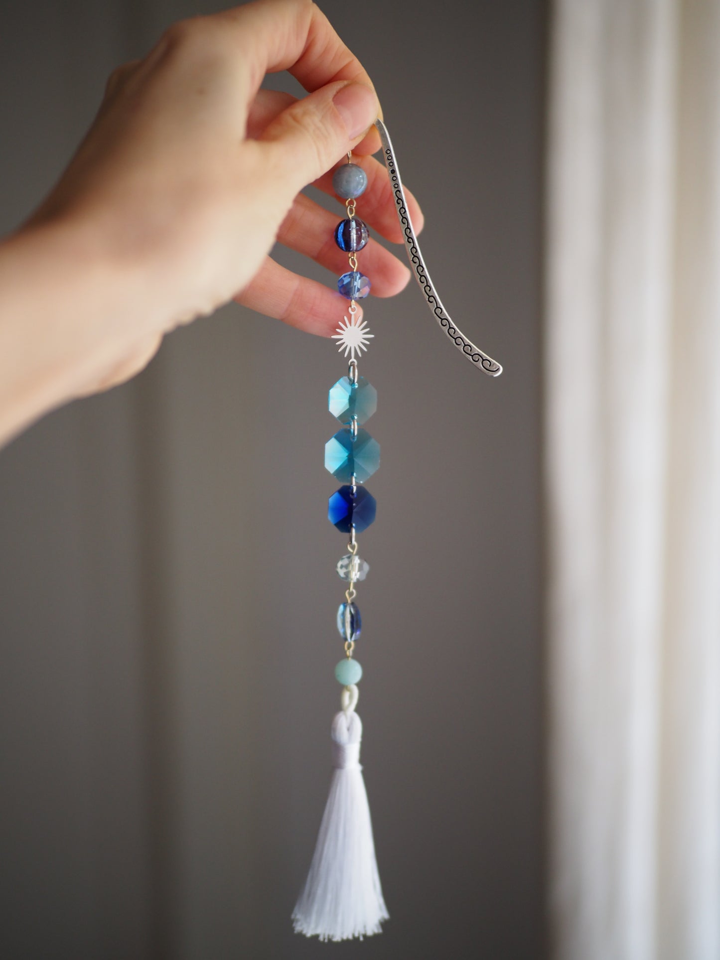 Könyvjelző ásvánnyal és kristályokkal