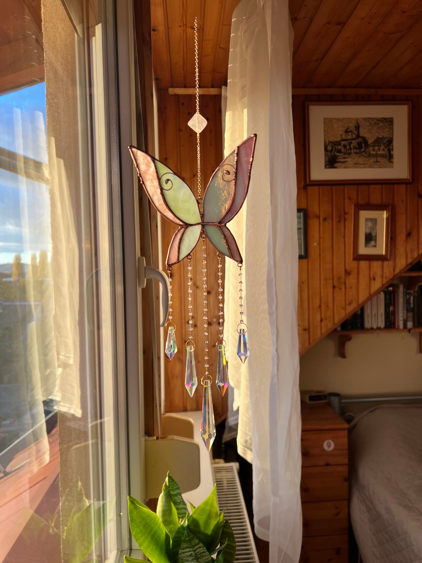 Kézműves ólomüveg pillangó ablakdísz napfogó vagy falidekoráció Rózsakvarccal