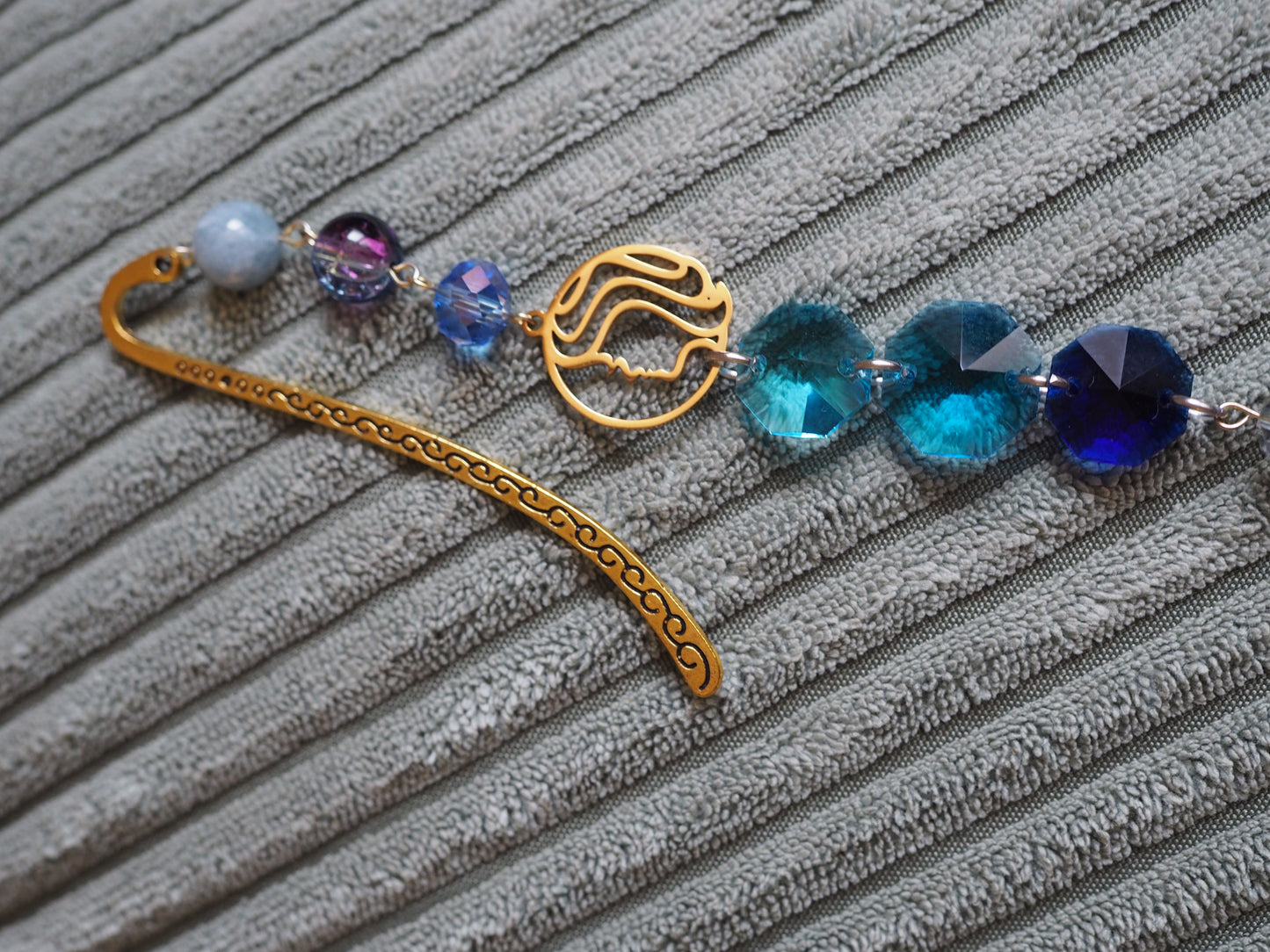 Könyvjelző ásvánnyal és kristályokkal