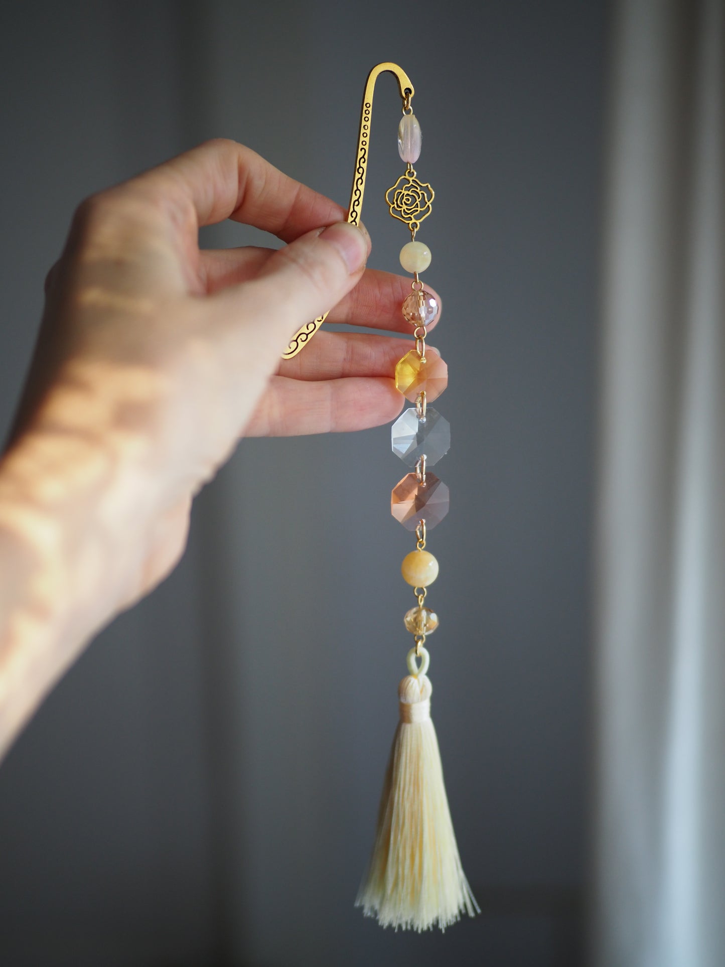 Könyvjelző ásvánnyal és kristályokkal