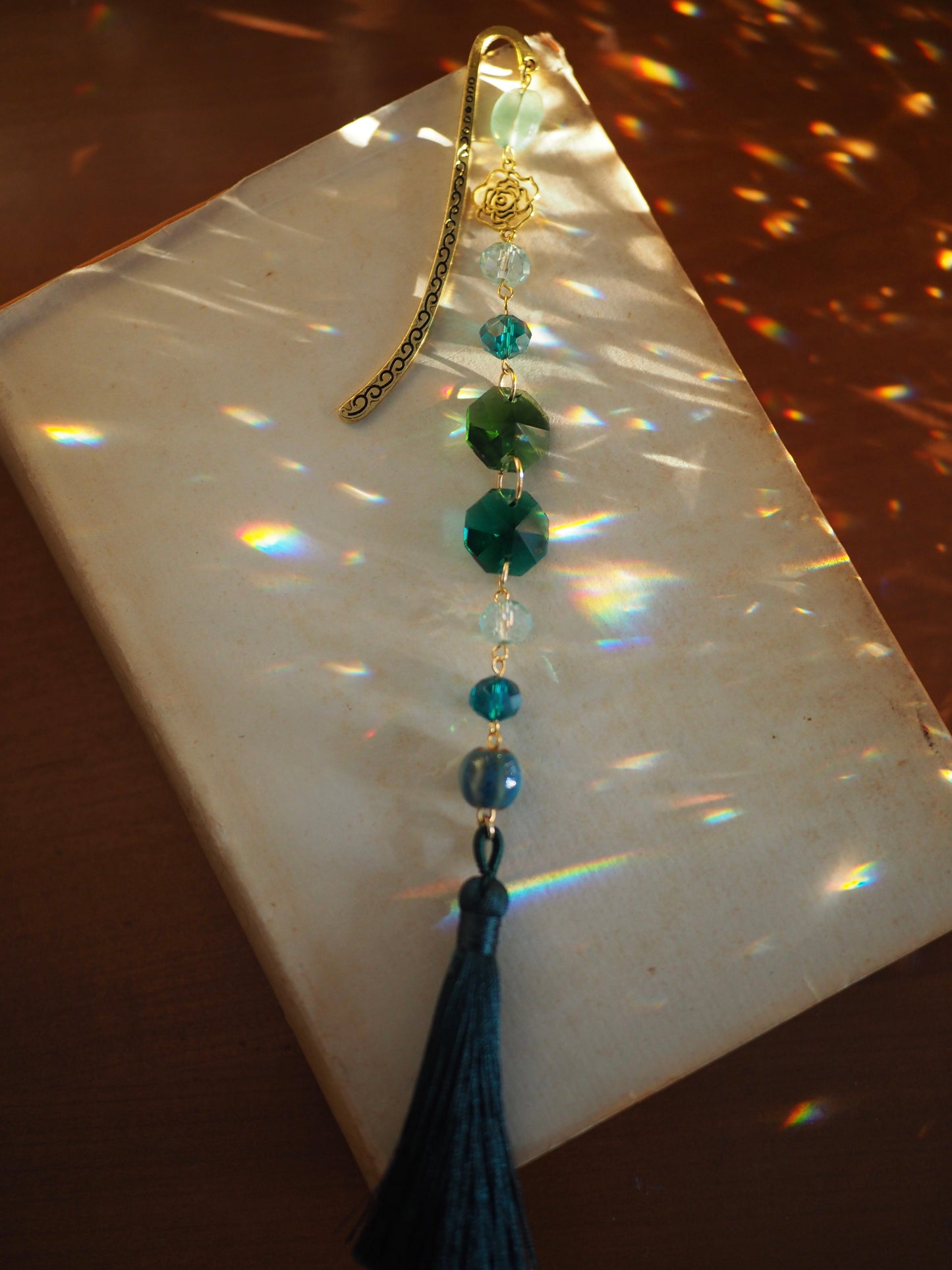 Könyvjelző ásvánnyal és kristályokkal