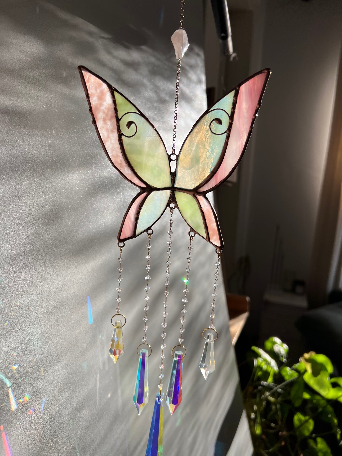 Kézműves ólomüveg pillangó ablakdísz napfogó vagy falidekoráció Rózsakvarccal