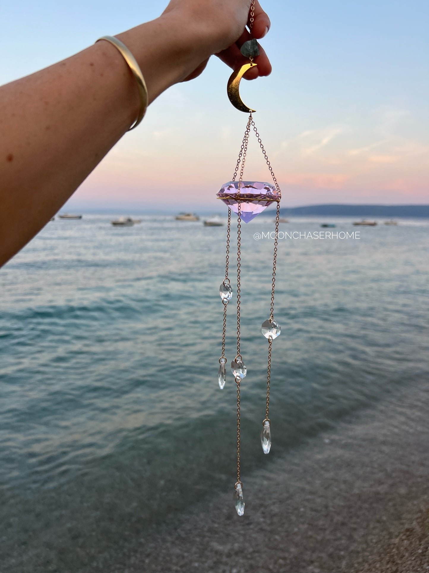 Gyémánt prizma Napfogó ásvánnyal és varanyozott Hold medállal- Suncatcher