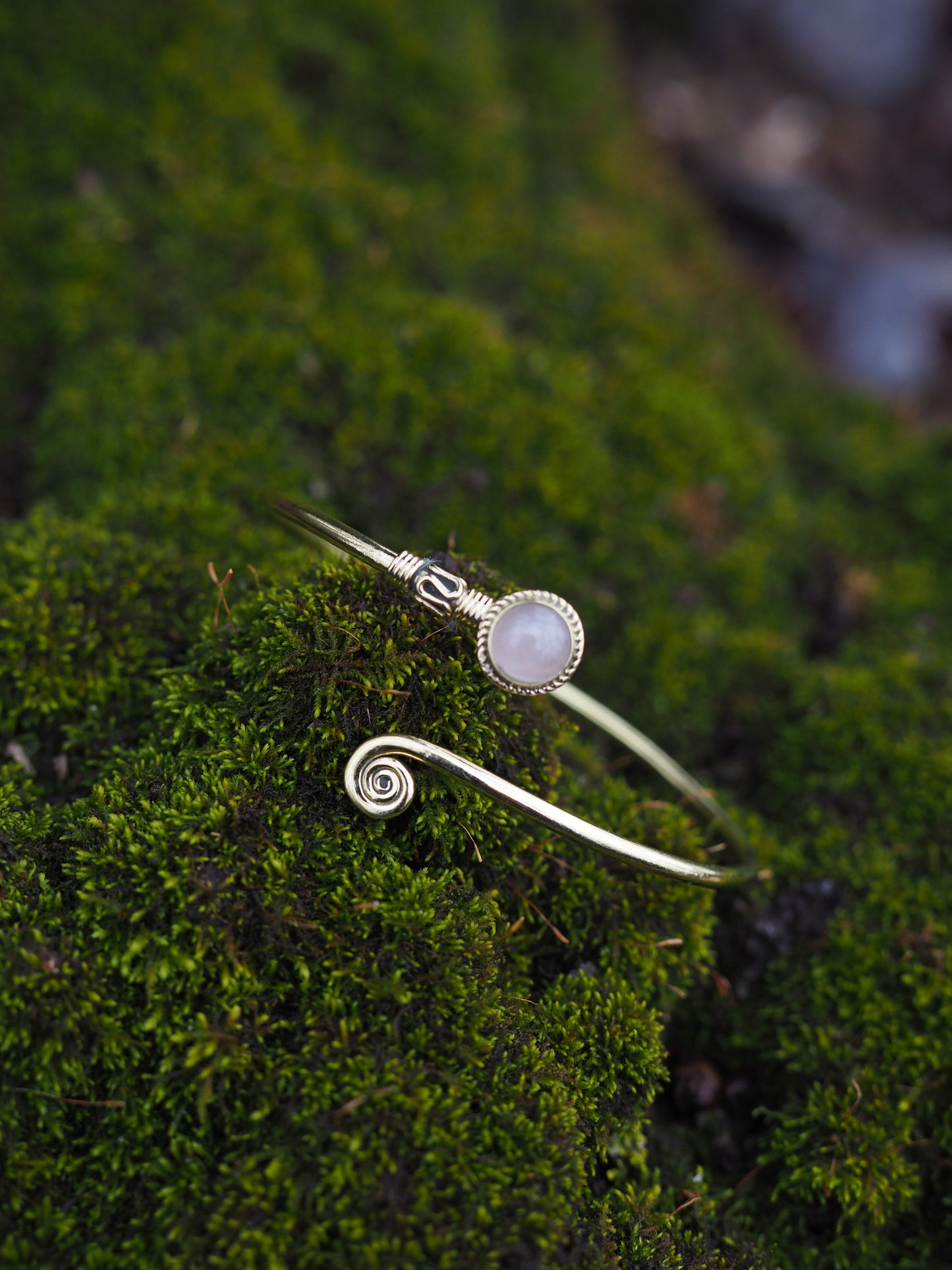 Sárgaréz Ásvány Karperec – Holdkővel - Rózsakvarccal- Zahara