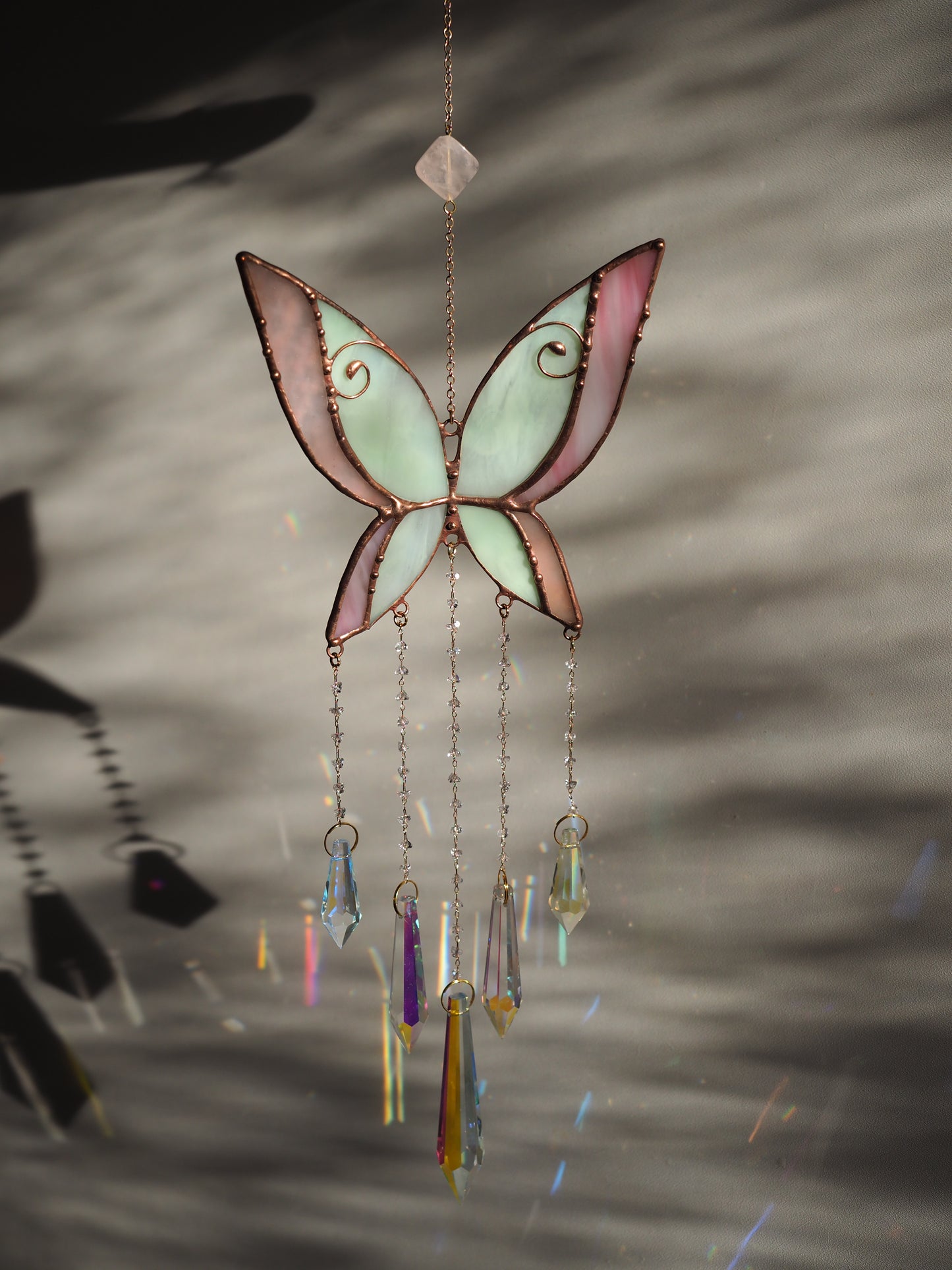 Kézműves ólomüveg pillangó ablakdísz napfogó vagy falidekoráció Rózsakvarccal