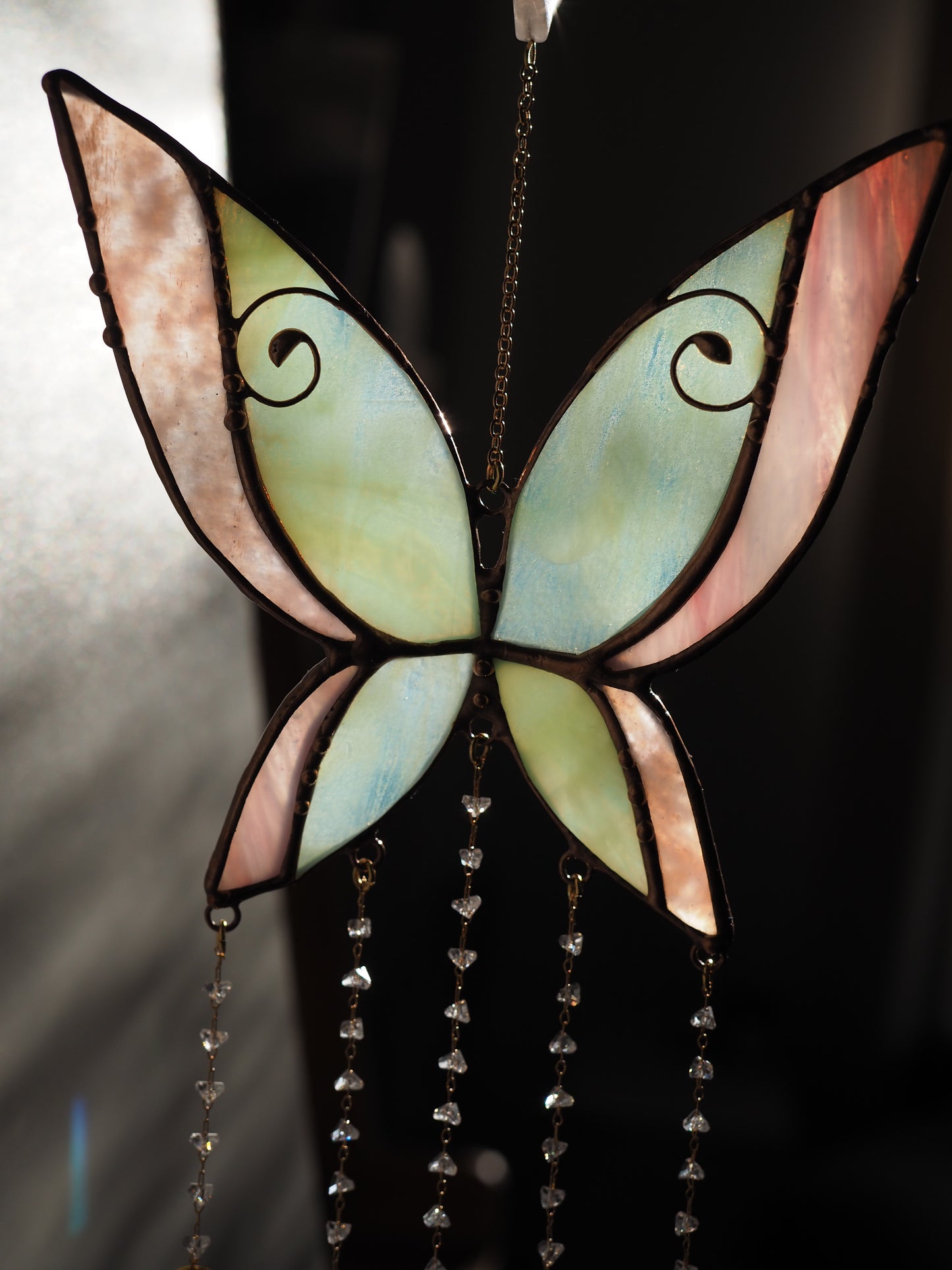 Kézműves ólomüveg pillangó ablakdísz napfogó vagy falidekoráció Rózsakvarccal