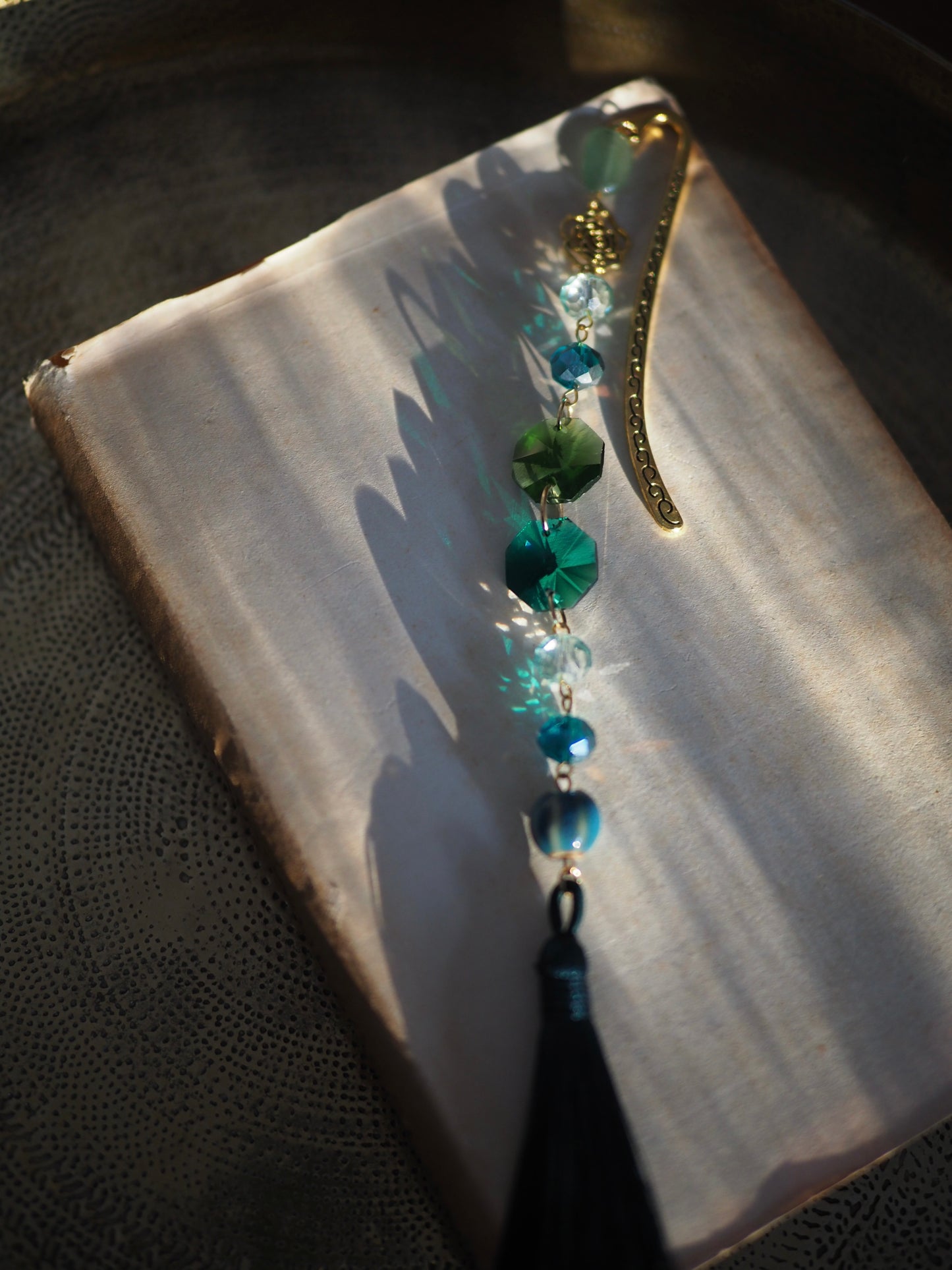 Könyvjelző ásvánnyal és kristályokkal