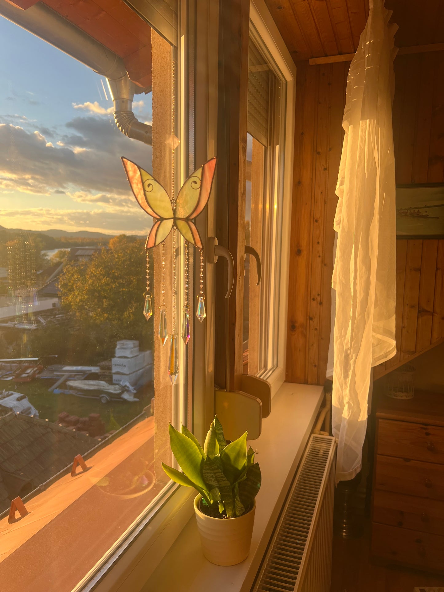 Kézműves ólomüveg pillangó ablakdísz napfogó vagy falidekoráció Rózsakvarccal