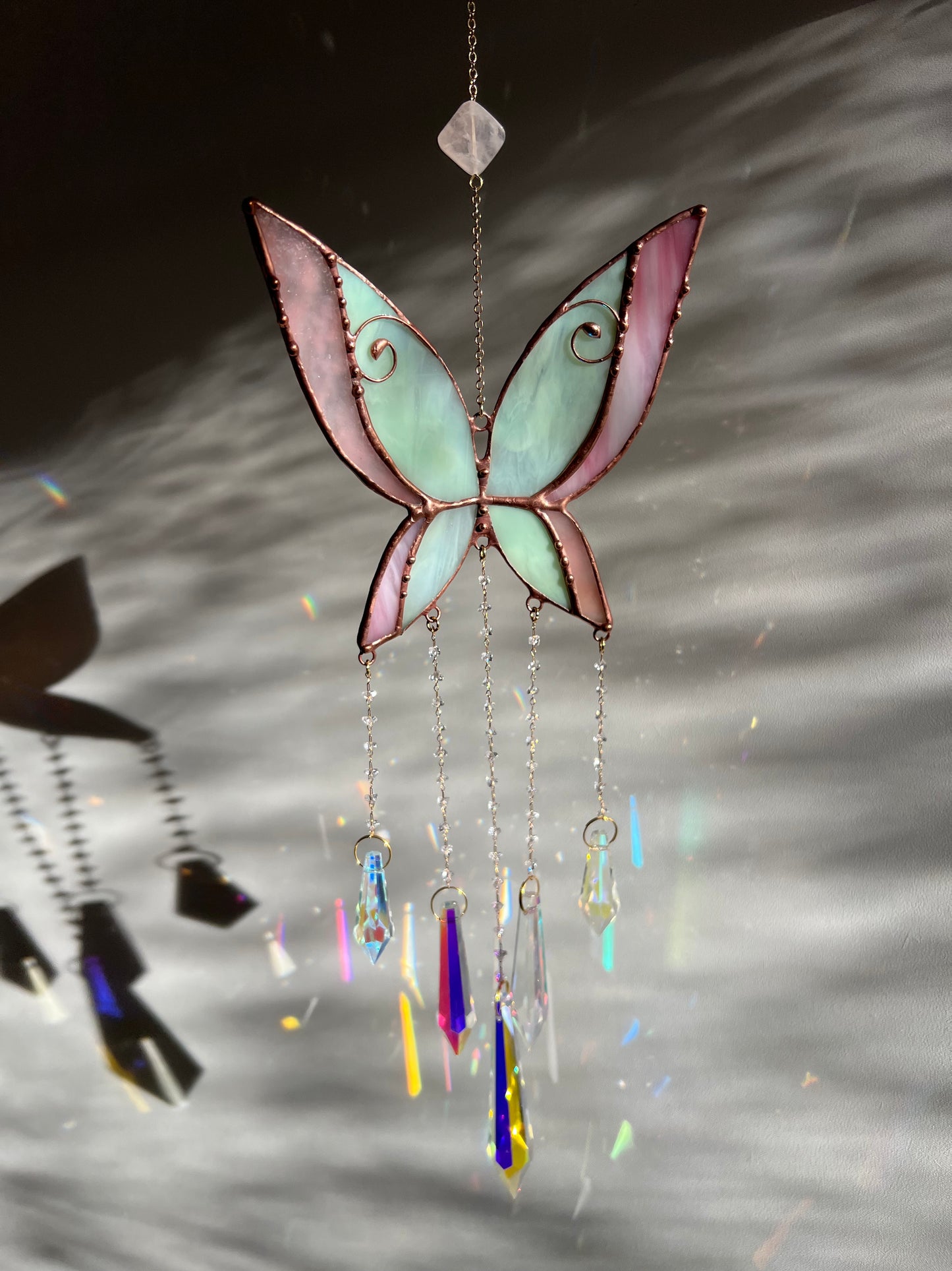 Kézműves ólomüveg pillangó ablakdísz napfogó vagy falidekoráció Rózsakvarccal